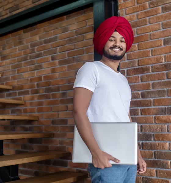 Almanya'da ellerinde euro banknotları ve grafik tutan çalışanlar, Alman ekonomi verileri tablosu.