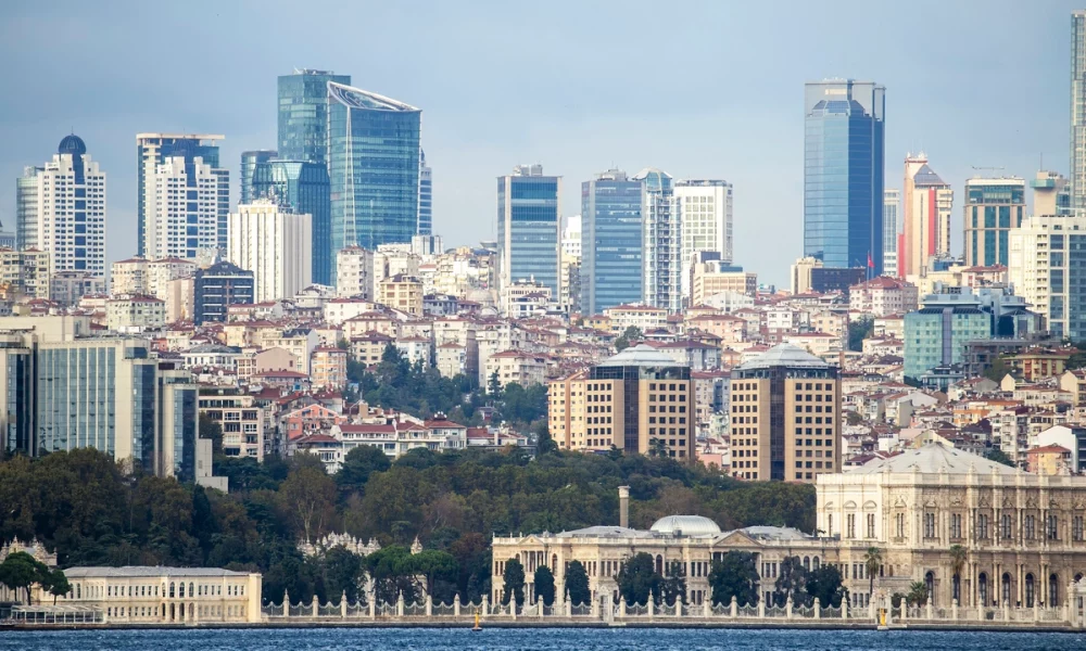 Türkiye 2025 yılı konut satış rakamlarını gösteren istatistik grafiği ve modern konut projeleri.