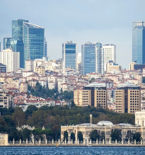 Türkiye 2025 yılı konut satış rakamlarını gösteren istatistik grafiği ve modern konut projeleri.