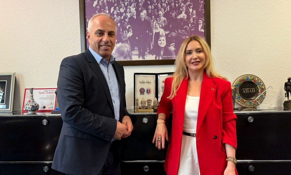 Bu görselde ATİAD Başkanı Aziz Sarıyar, Avrupa’da faaliyet gösteren Türk iş insanlarının ekonomik etkisi, yatırım potansiyeli ve kurumsal dönüşümü hakkında konuşuyor.