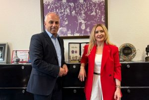 Bu görselde ATİAD Başkanı Aziz Sarıyar, Avrupa’da faaliyet gösteren Türk iş insanlarının ekonomik etkisi, yatırım potansiyeli ve kurumsal dönüşümü hakkında konuşuyor.