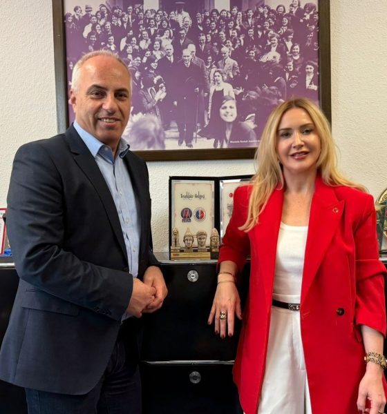 Bu görselde ATİAD Başkanı Aziz Sarıyar, Avrupa’da faaliyet gösteren Türk iş insanlarının ekonomik etkisi, yatırım potansiyeli ve kurumsal dönüşümü hakkında konuşuyor.